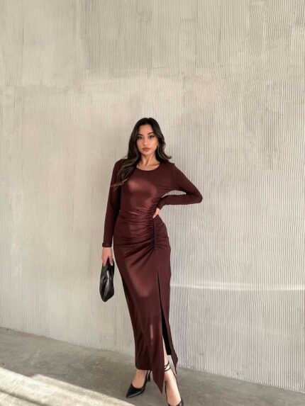 Kahve Atlas Büzgülü Yırtmaçlı Elbise