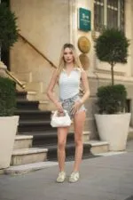 Beyaz Çizgili Dar Kalıp Kolsuz Bluz