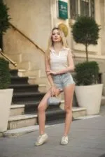 Beyaz Çizgili Dar Kalıp Kolsuz Polo Yakalı Bluz