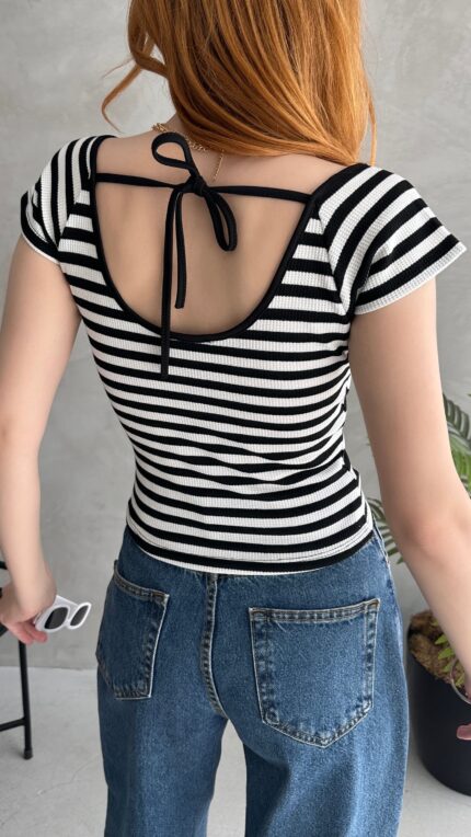 Kalp Yaka Sırtı Bağcık Detaylı Crop Bluz - SİYAH BEYAZ