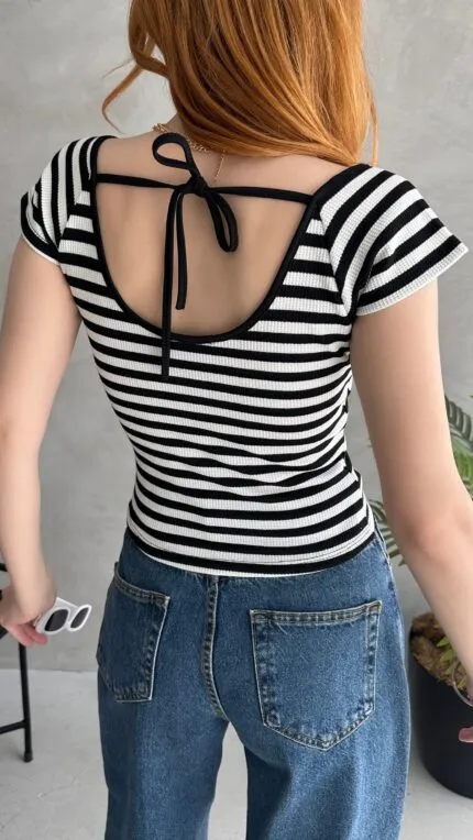 Kalp Yaka Sırtı Bağcık Detaylı Crop Bluz - SİYAH BEYAZ