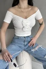 Kayık Yaka Gül Detaylı Crop Bluz - BEYAZ