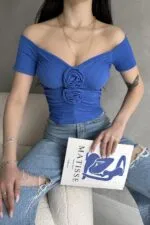 Kayık Yaka Gül Detaylı Crop Bluz - SAKS