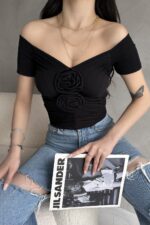 Kayık Yaka Gül Detaylı Crop Bluz - SİYAH