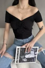 Kayık Yaka Gül Detaylı Crop Bluz - SİYAH