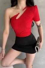 Tek Omuz Zincir Detaylı Crop Bluz - KIRMIZI