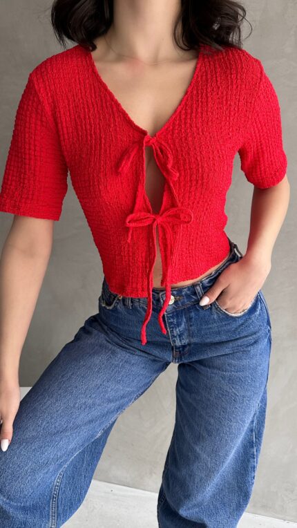 V Yaka Önü Bağlamalı Gofre Crop Bluz - KIRMIZI