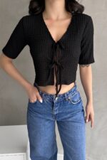V Yaka Önü Bağlamalı Gofre Crop Bluz - SİYAH