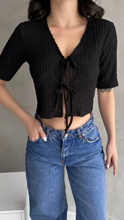 V Yaka Önü Bağlamalı Gofre Crop Bluz - SİYAH