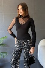 Yarım Balıkçı Tül Detaylı Bluz - SİYAH
